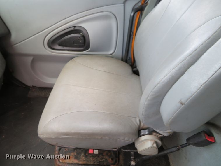 image for item DH0513 2006 International 7400  dump truck