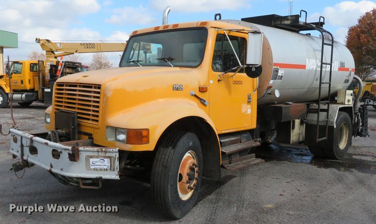 image for item DH0520 1997 International 4900  oil distributor truck