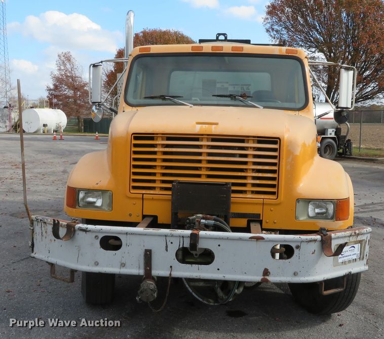 image for item DH0520 1997 International 4900  oil distributor truck