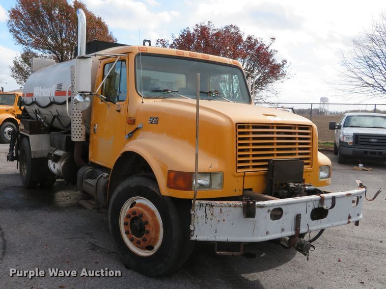 image for item DH0520 1997 International 4900  oil distributor truck