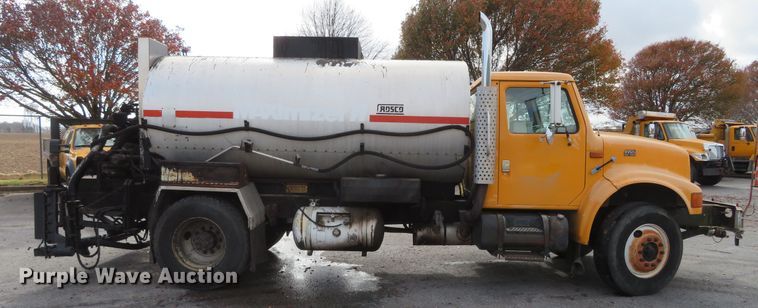 image for item DH0520 1997 International 4900  oil distributor truck