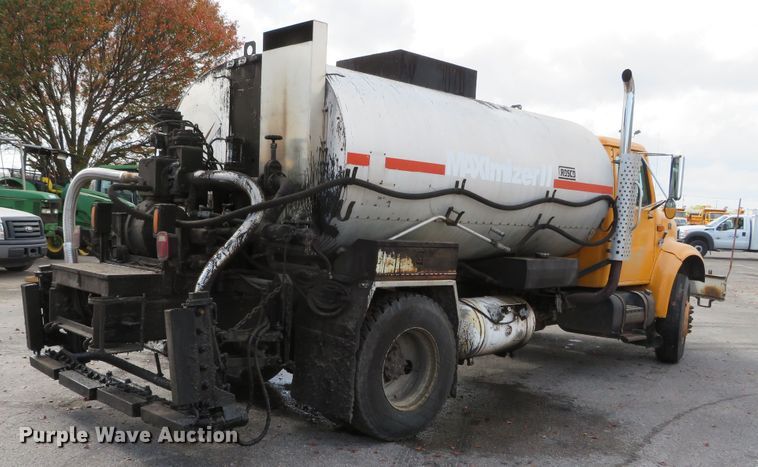 image for item DH0520 1997 International 4900  oil distributor truck