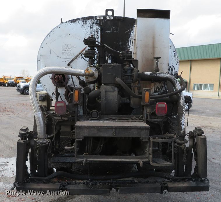 image for item DH0520 1997 International 4900  oil distributor truck