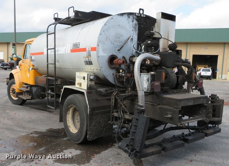 image for item DH0520 1997 International 4900  oil distributor truck