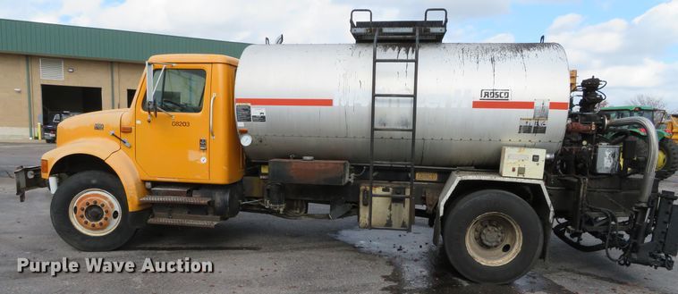 image for item DH0520 1997 International 4900  oil distributor truck