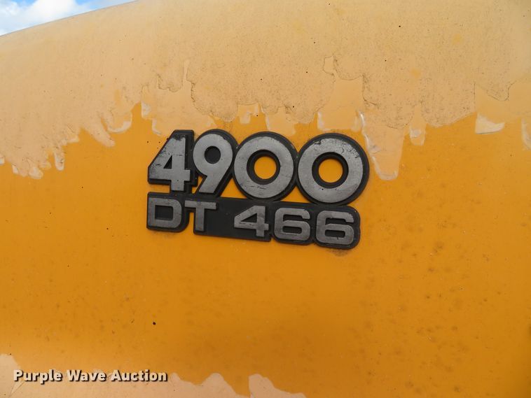 image for item DH0520 1997 International 4900  oil distributor truck