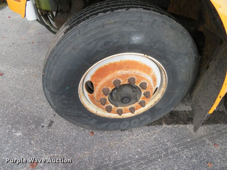 image for item DH0520 1997 International 4900  oil distributor truck