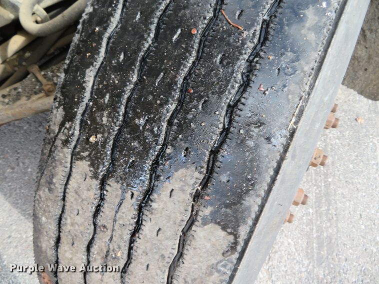 image for item DH0520 1997 International 4900  oil distributor truck