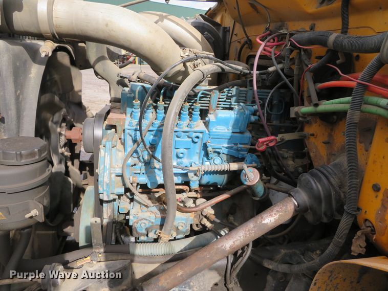 image for item DH0520 1997 International 4900  oil distributor truck