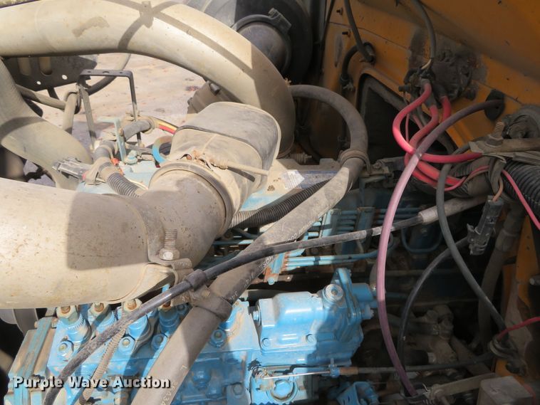 image for item DH0520 1997 International 4900  oil distributor truck