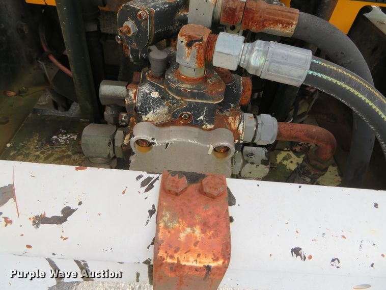 image for item DH0520 1997 International 4900  oil distributor truck