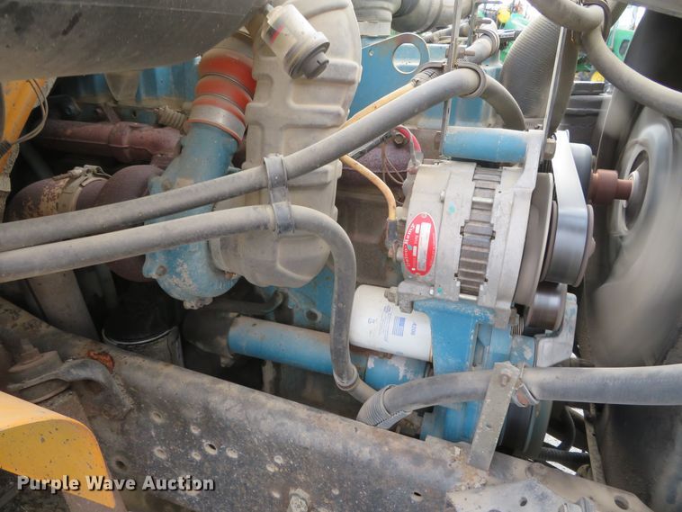 image for item DH0520 1997 International 4900  oil distributor truck