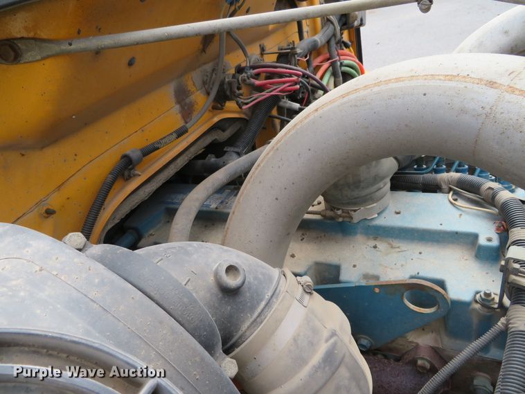 image for item DH0520 1997 International 4900  oil distributor truck