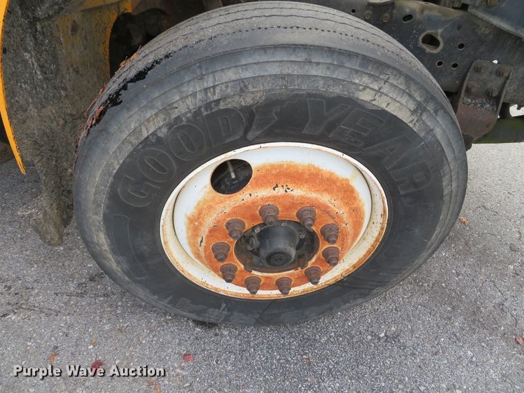 image for item DH0520 1997 International 4900  oil distributor truck