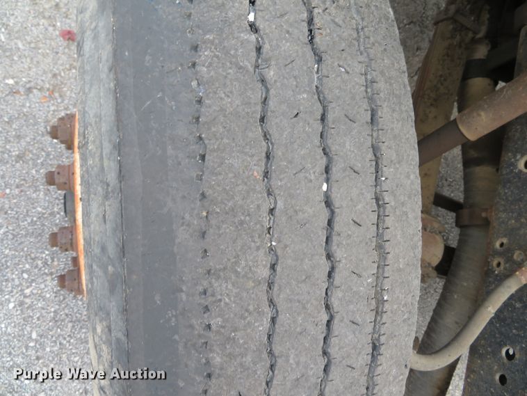 image for item DH0520 1997 International 4900  oil distributor truck