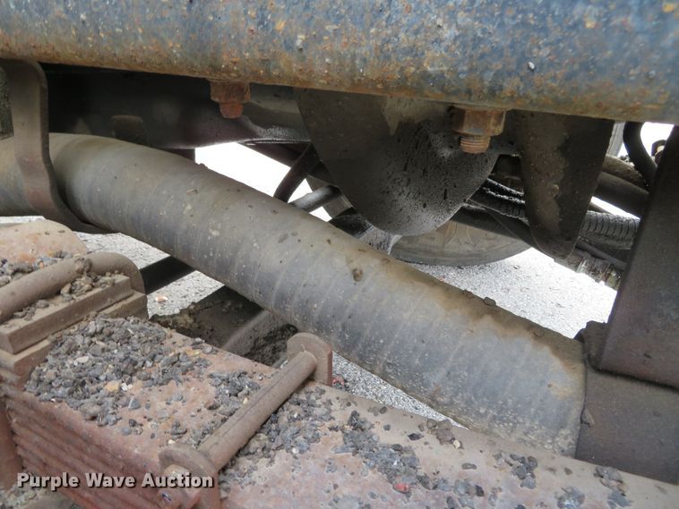 image for item DH0520 1997 International 4900  oil distributor truck