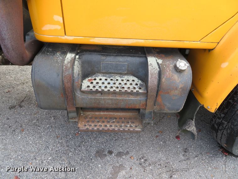 image for item DH0520 1997 International 4900  oil distributor truck