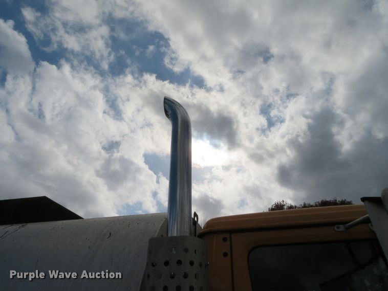 image for item DH0520 1997 International 4900  oil distributor truck