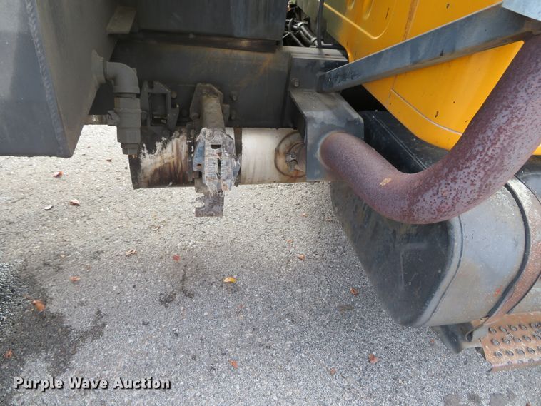 image for item DH0520 1997 International 4900  oil distributor truck