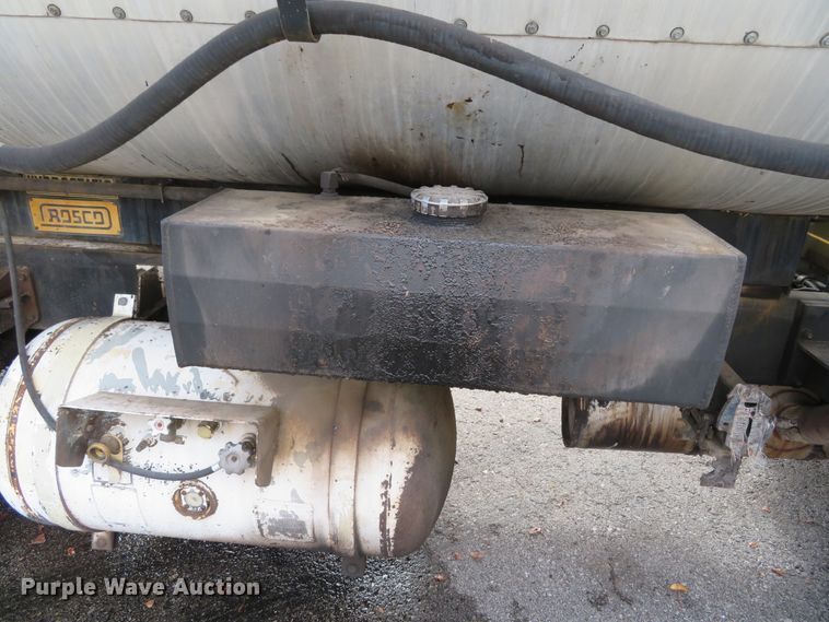 image for item DH0520 1997 International 4900  oil distributor truck