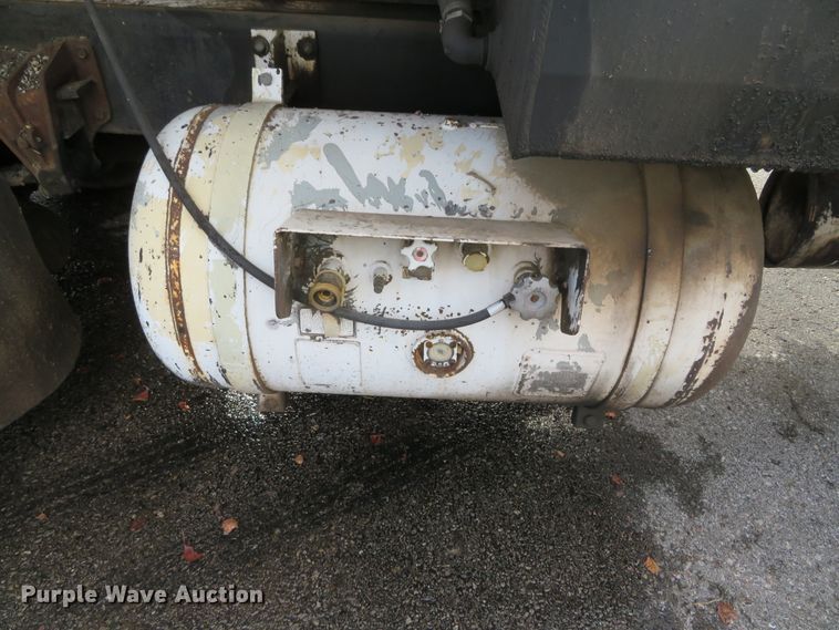 image for item DH0520 1997 International 4900  oil distributor truck