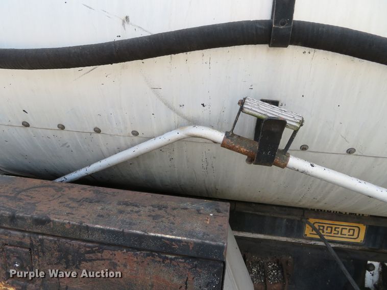 image for item DH0520 1997 International 4900  oil distributor truck