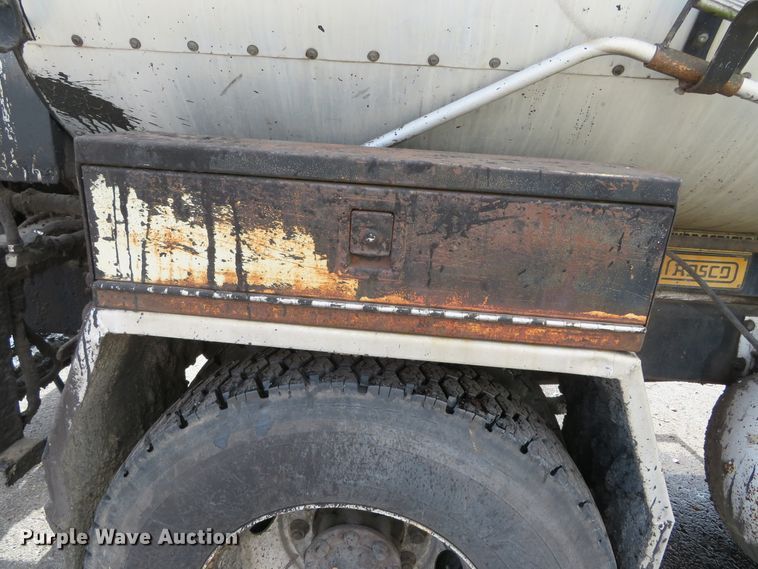 image for item DH0520 1997 International 4900  oil distributor truck