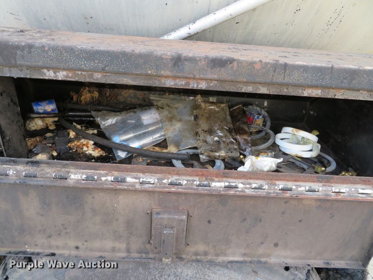 image for item DH0520 1997 International 4900  oil distributor truck