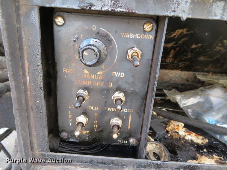 image for item DH0520 1997 International 4900  oil distributor truck