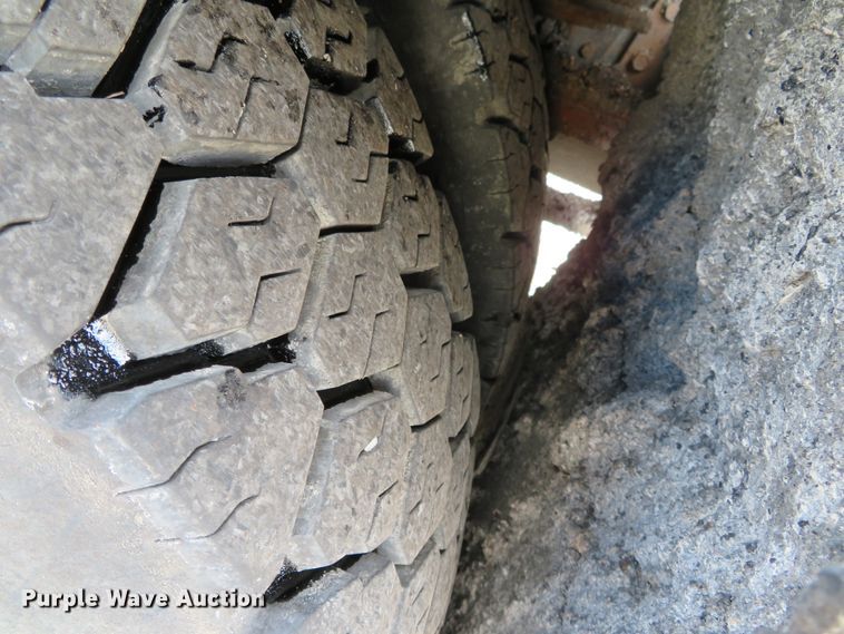 image for item DH0520 1997 International 4900  oil distributor truck