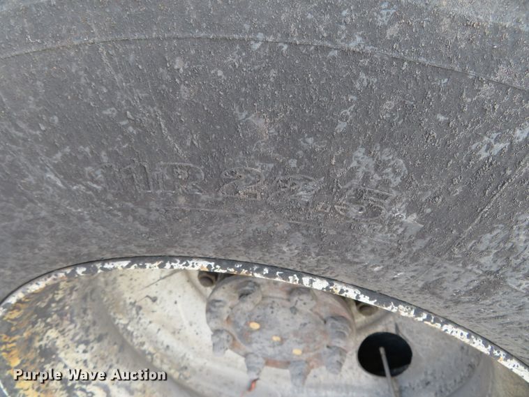 image for item DH0520 1997 International 4900  oil distributor truck