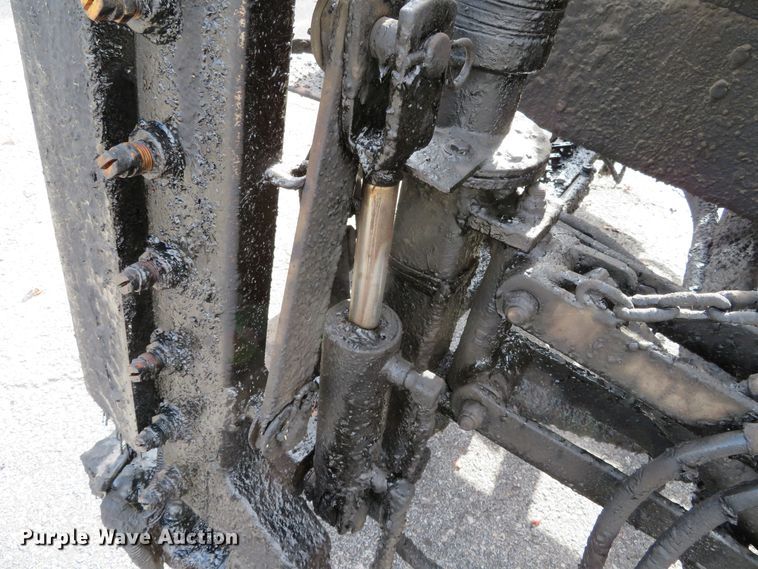 image for item DH0520 1997 International 4900  oil distributor truck