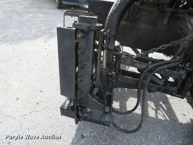 image for item DH0520 1997 International 4900  oil distributor truck