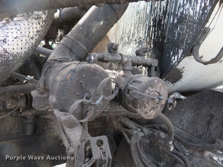 image for item DH0520 1997 International 4900  oil distributor truck