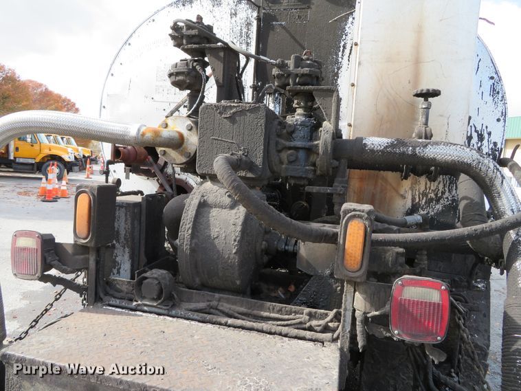 image for item DH0520 1997 International 4900  oil distributor truck