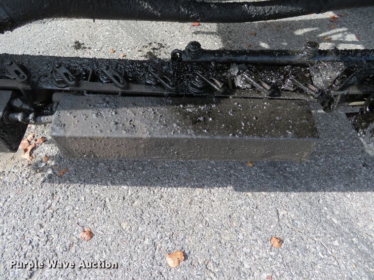 image for item DH0520 1997 International 4900  oil distributor truck