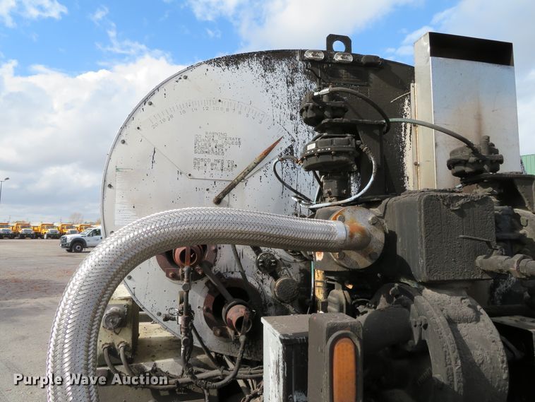 image for item DH0520 1997 International 4900  oil distributor truck