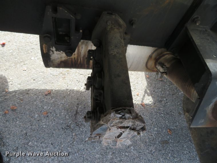 image for item DH0520 1997 International 4900  oil distributor truck