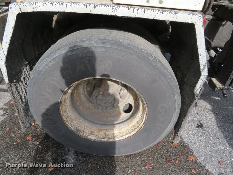 image for item DH0520 1997 International 4900  oil distributor truck