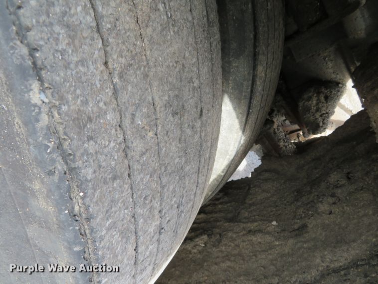 image for item DH0520 1997 International 4900  oil distributor truck