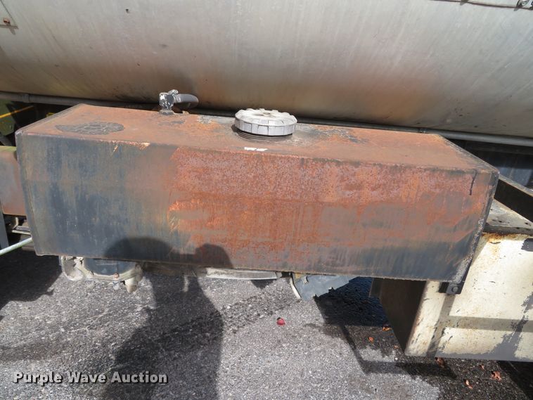 image for item DH0520 1997 International 4900  oil distributor truck