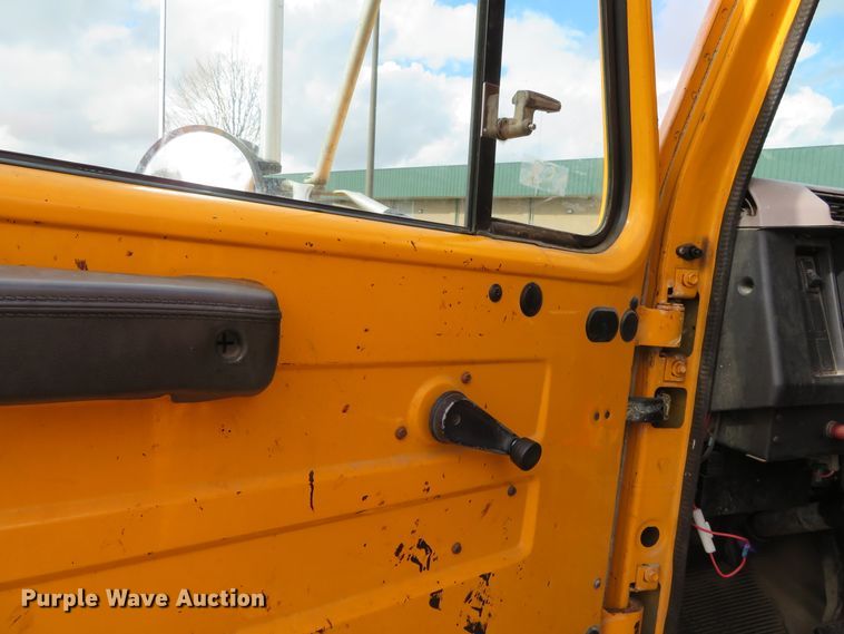 image for item DH0520 1997 International 4900  oil distributor truck