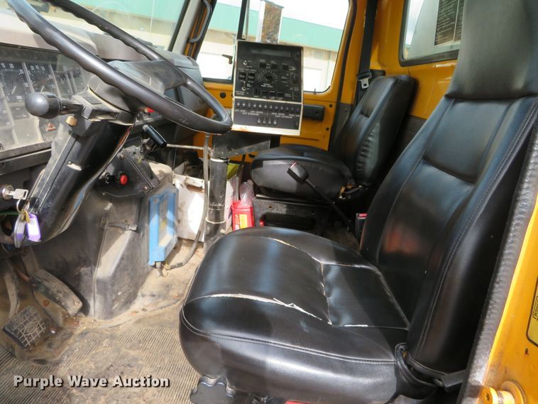 image for item DH0520 1997 International 4900  oil distributor truck