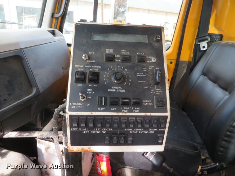 image for item DH0520 1997 International 4900  oil distributor truck