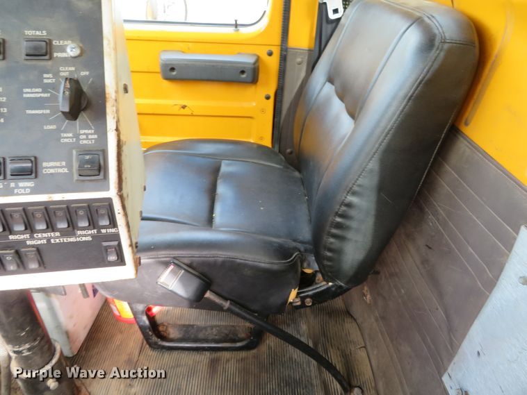 image for item DH0520 1997 International 4900  oil distributor truck