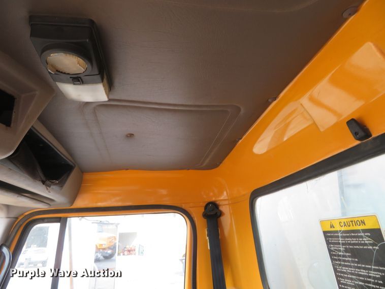 image for item DH0520 1997 International 4900  oil distributor truck