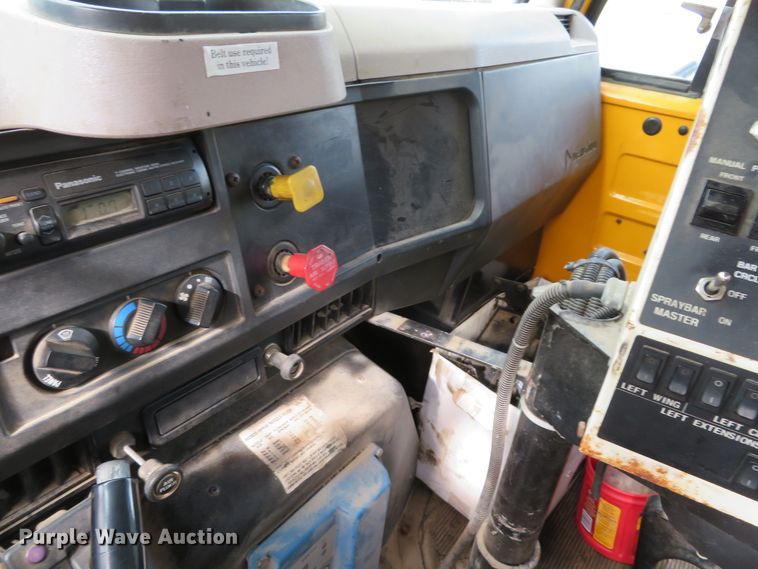 image for item DH0520 1997 International 4900  oil distributor truck