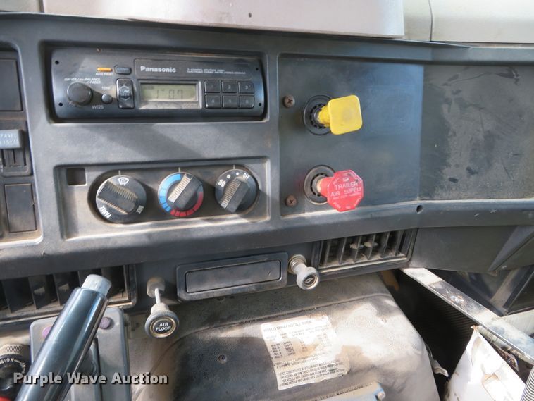 image for item DH0520 1997 International 4900  oil distributor truck