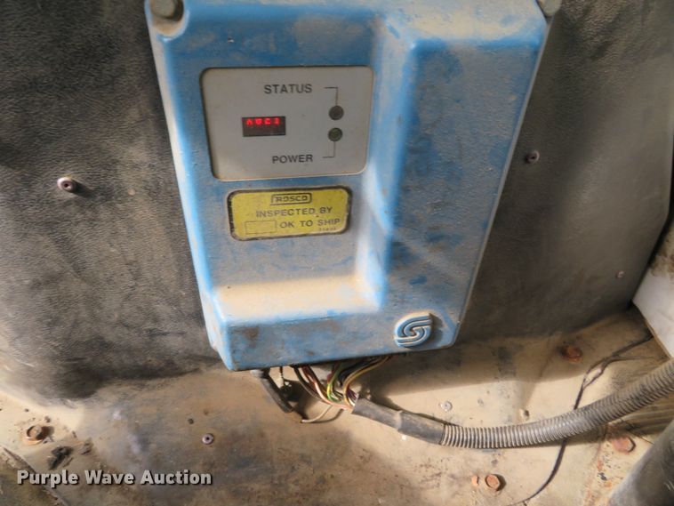 image for item DH0520 1997 International 4900  oil distributor truck