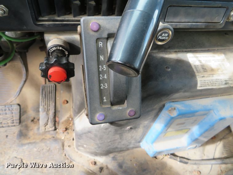 image for item DH0520 1997 International 4900  oil distributor truck